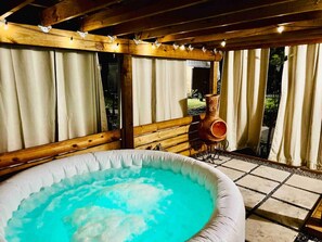 Outdoor spa tub - Beautiful farmhouse in Fernandina Beach (Fernandina Beach)