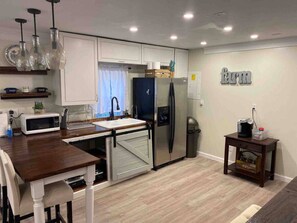 Fridge, microwave, coffee/tea maker, toaster - Beautiful farmhouse in Fernandina Beach (Fernandina Beach)