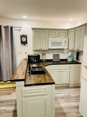 Private kitchen - French Cottage Studio • Dog-Friendly • Near Amelia Island (Fernandina Beach)