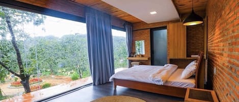 5 bedrooms, iron/ironing board, free WiFi, bed sheets