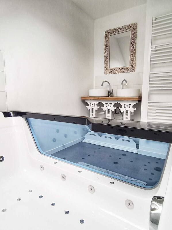 Een bubbelbad, een haardroger, handdoeken, zeep