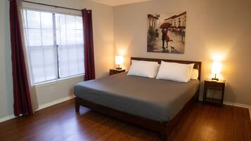 3 dormitoris, planxa i posts de planxar i un bressol de viatge