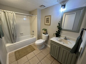 Bañera de hidromasaje, secador de pelo, toallas y jabón