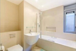 Serviettes fournies, savon, shampoing, papier toilette