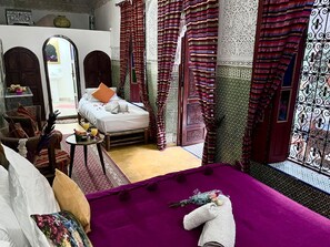 Deluxe-Zimmer | Badezimmer | Dusche, Bademäntel, Hausschuhe, Handtücher