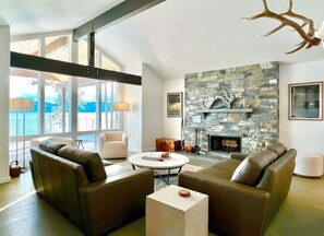 Una televisión, una chimenea