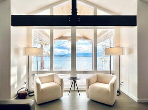 Una televisión, una chimenea