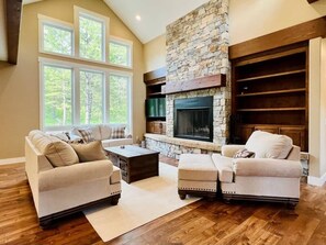 Fernseher, Kamin, Bücher, Arbeitsbereiche