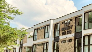 Un edificio moderno con un cartello che riporta la scritta "TRIP MONKEY DELRIO".