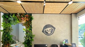 Una reception con un piano in legno e un cartello che riporta la scritta 'Trip Monkey'.