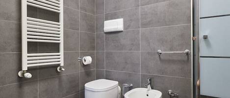 Douche, sĂšche-cheveux, bidet, serviettes fournies