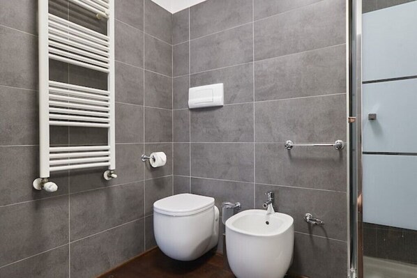 Douche, sèche-cheveux, bidet, serviettes fournies