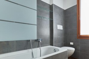 Douche, sèche-cheveux, bidet, serviettes fournies