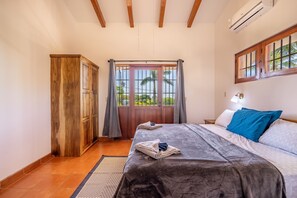 4 habitaciones, tabla de planchar con plancha, wifi y ropa de cama 