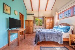 4 habitaciones, tabla de planchar con plancha, wifi y ropa de cama 