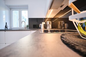 Apartamento | Cozinha privada | Geladeira grande, fogão, cooktop, lava-louças