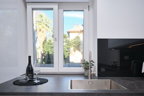 Apartamento | Cozinha privada | Geladeira grande, fogão, cooktop, lava-louças
