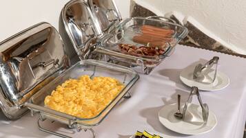 Daily buffet breakfast (PLN 30 per person)