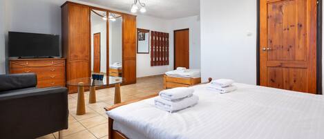 Escritorio, espacio para trabajar con laptop y wifi gratis