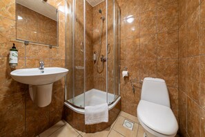 Standard Twin Room | Bilik Mandi | Pancuran mandi, tuala disediakan 