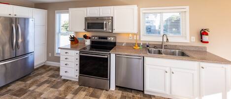 冰箱、微波炉、烤箱、炉灶