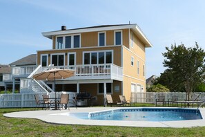 A heated pool - Bayfront dog-friendly retreat w/ private, seasonal pool, decks, game rooms & AC (Virginia Beach)