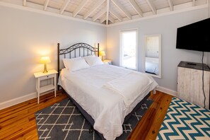 4 bedrooms, iron/ironing board, travel cot, Internet - Bayfront dog-friendly retreat w/ private, seasonal pool, decks, game rooms & AC (Virginia Beach)