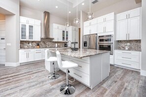 Microwave, oven, stovetop, dishwasher - Venice 3 bedroom contemporary home with pool/spa and close to beautiful beaches (Venice)