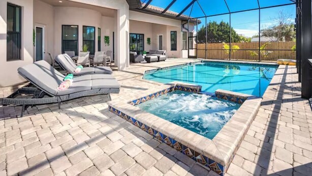 A covered outdoor swimming pool with lounge chairs and a hot tub. - Venice 3 bedroom contemporary home with pool/spa and close to beautiful beaches (Venice)