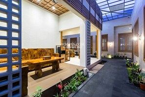 En 32-tommers smart-TV med digitale kanaler