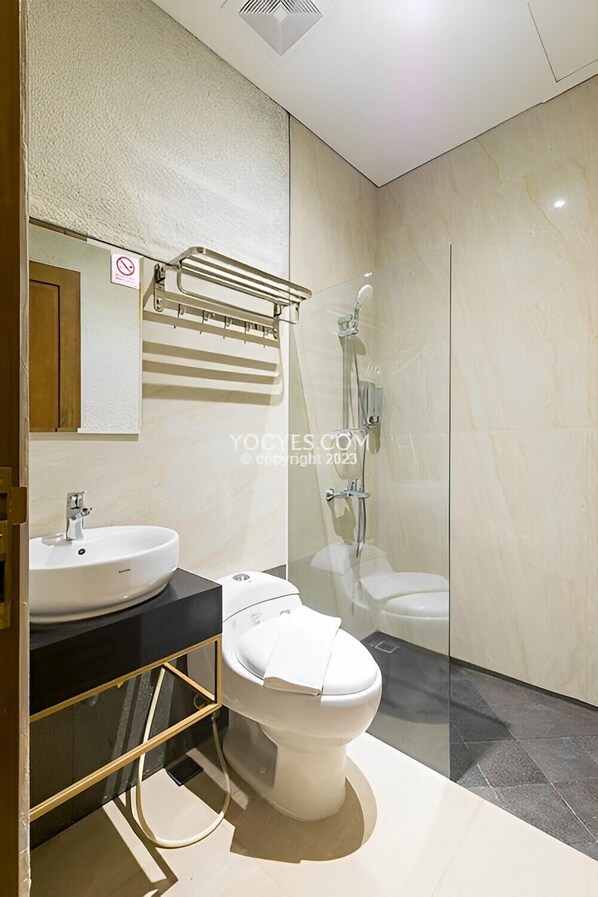 Habitación doble estándar, 1 habitación | Baño | Bidet, toallas, jabón, shampoo 