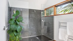 Douche, séchoir à cheveux, serviettes fournies