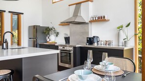 Fridge, microwave, oven, stovetop - Kuca Hepburn - a one bedroom sanctuary (Hepburn)