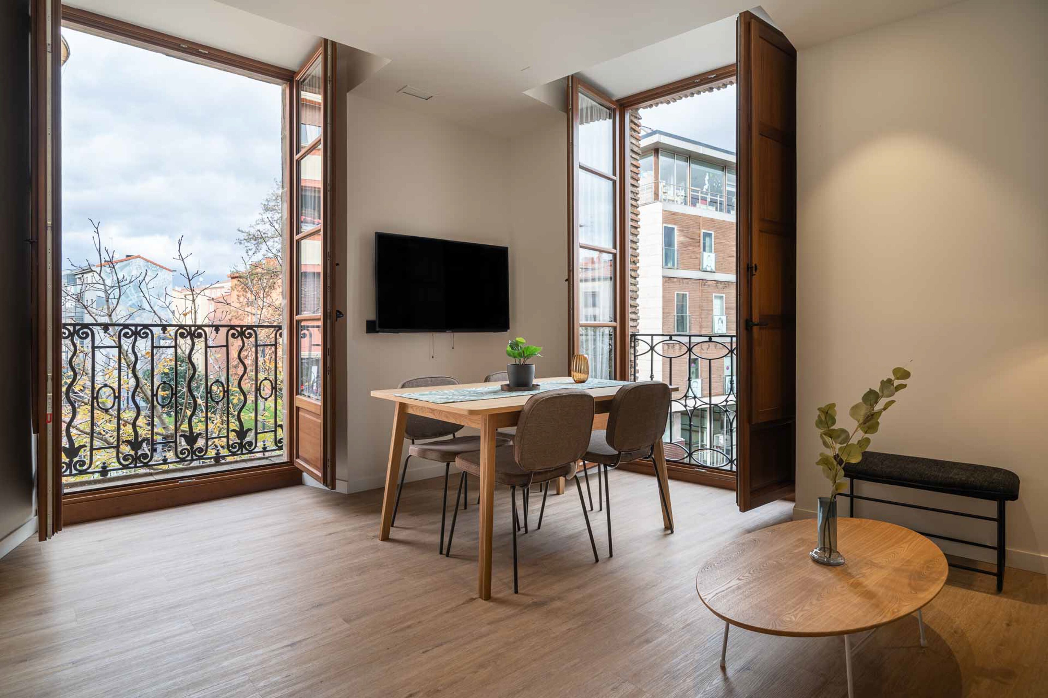 One-Bedroom Apartment | Woonruimte | Een 50-inch televisie met satellietzenders