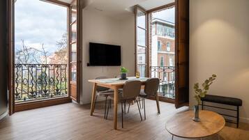 One-Bedroom Apartment | Woonruimte | Een 50-inch televisie met satellietzenders