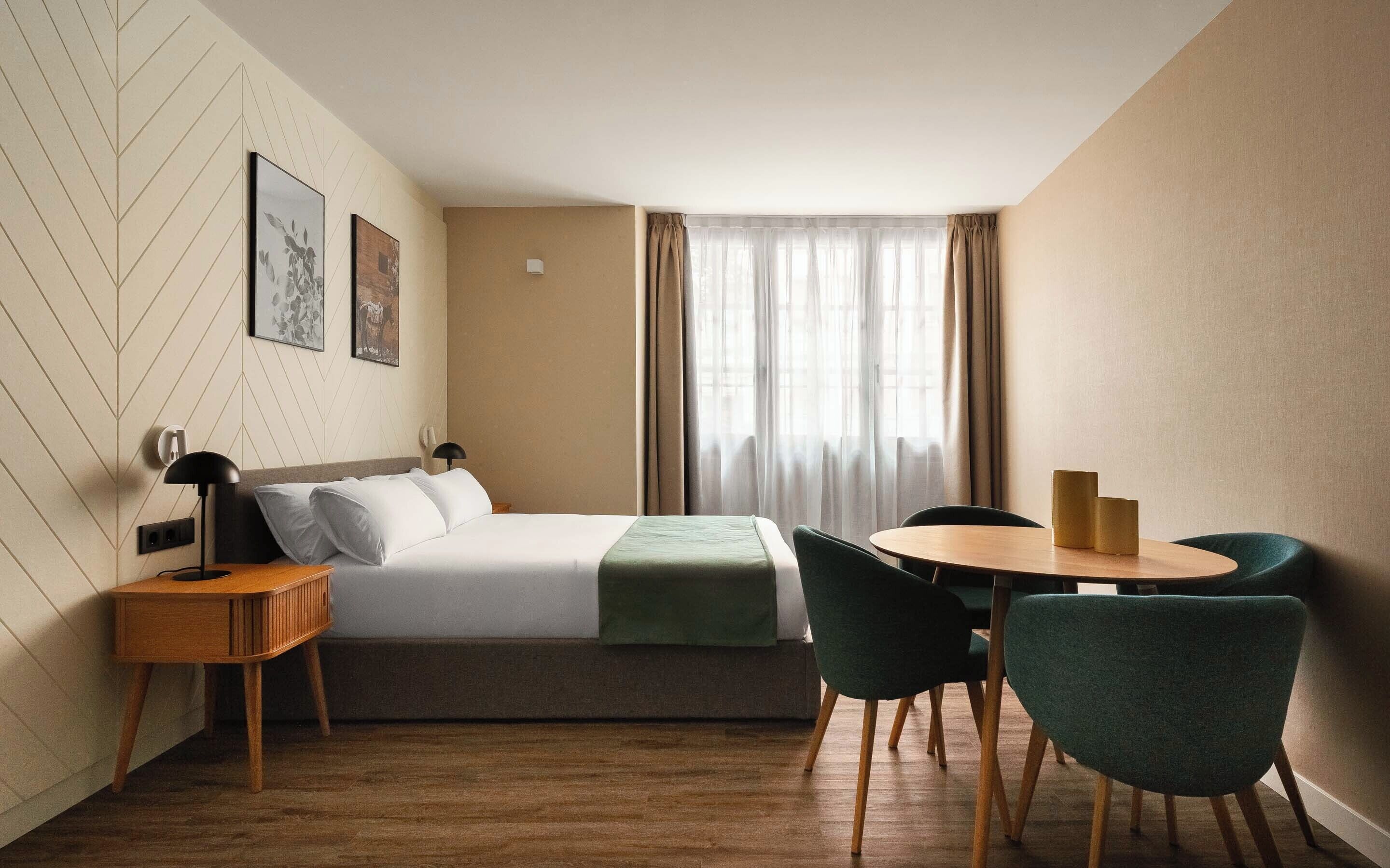Souterrain Studio with sofa bed | Yksilöllisesti sisustettu, yksilöllisesti kalustettu, työpöytä