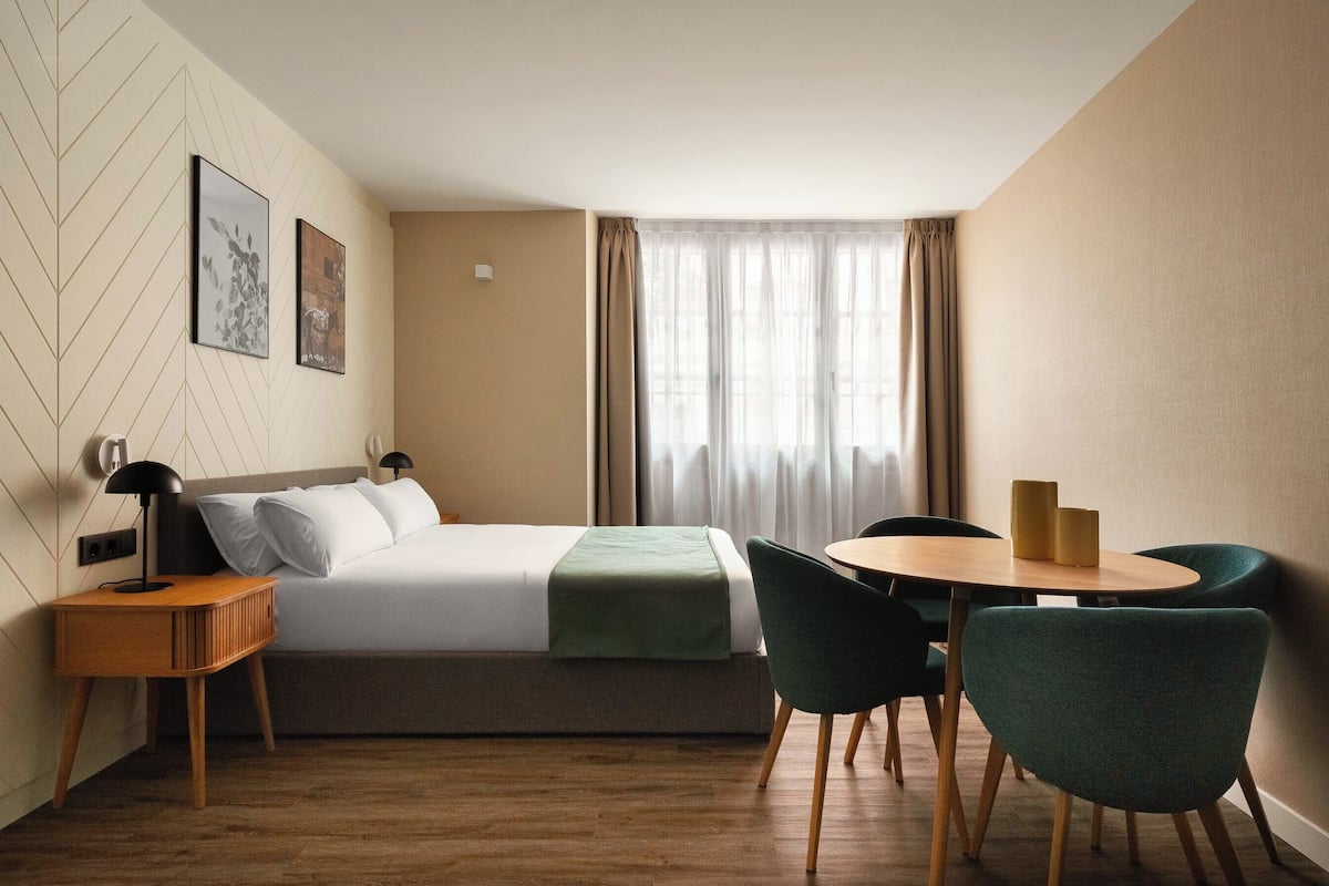 Souterrain Studio with sofa bed | Desk, laptop workspace, blackout curtains, free WiFi