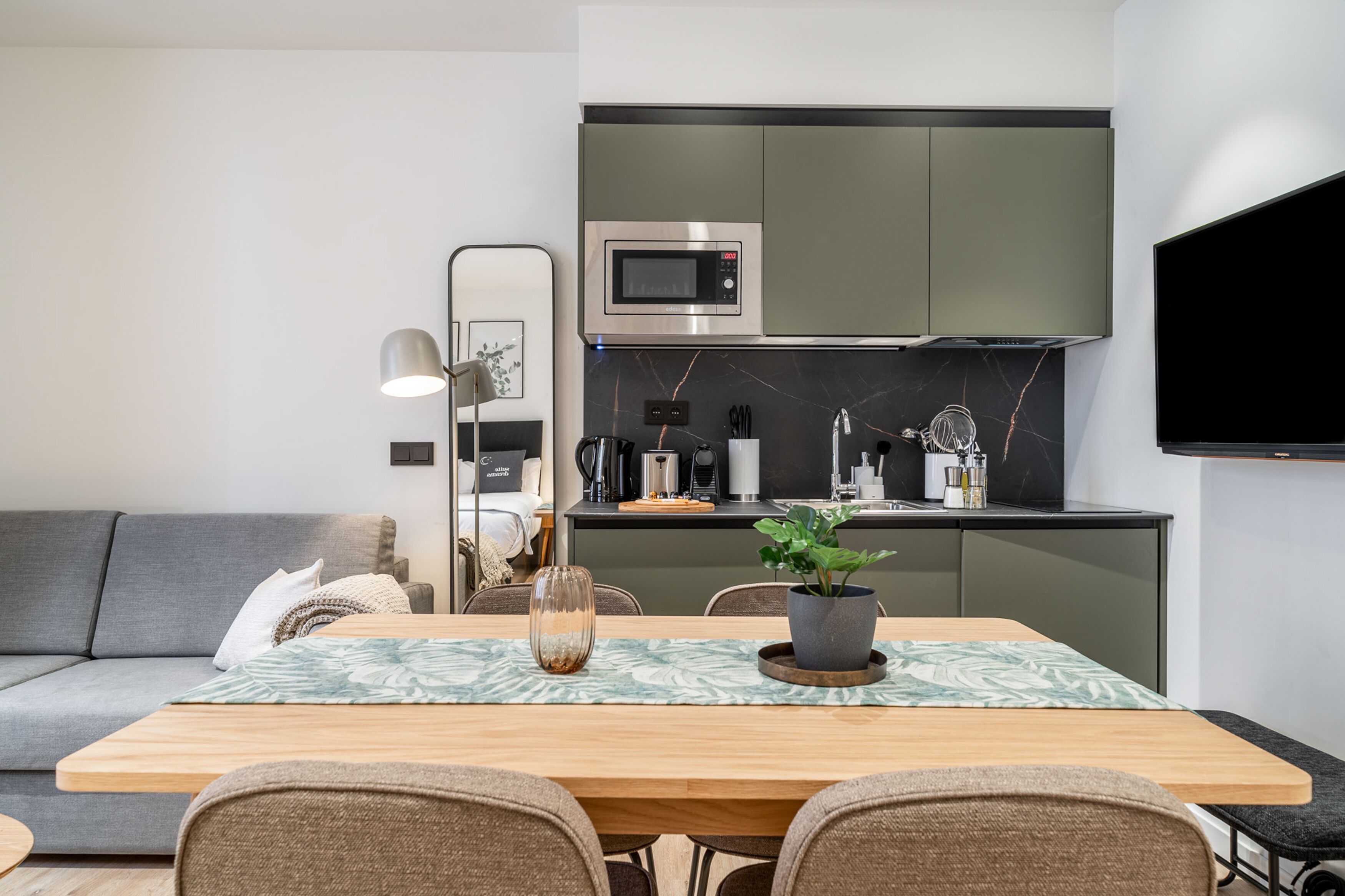 Comfort Studio with sofa bed | Privékeuken | Een koelkast, een magnetron, een kookplaat, een espressoapparaat