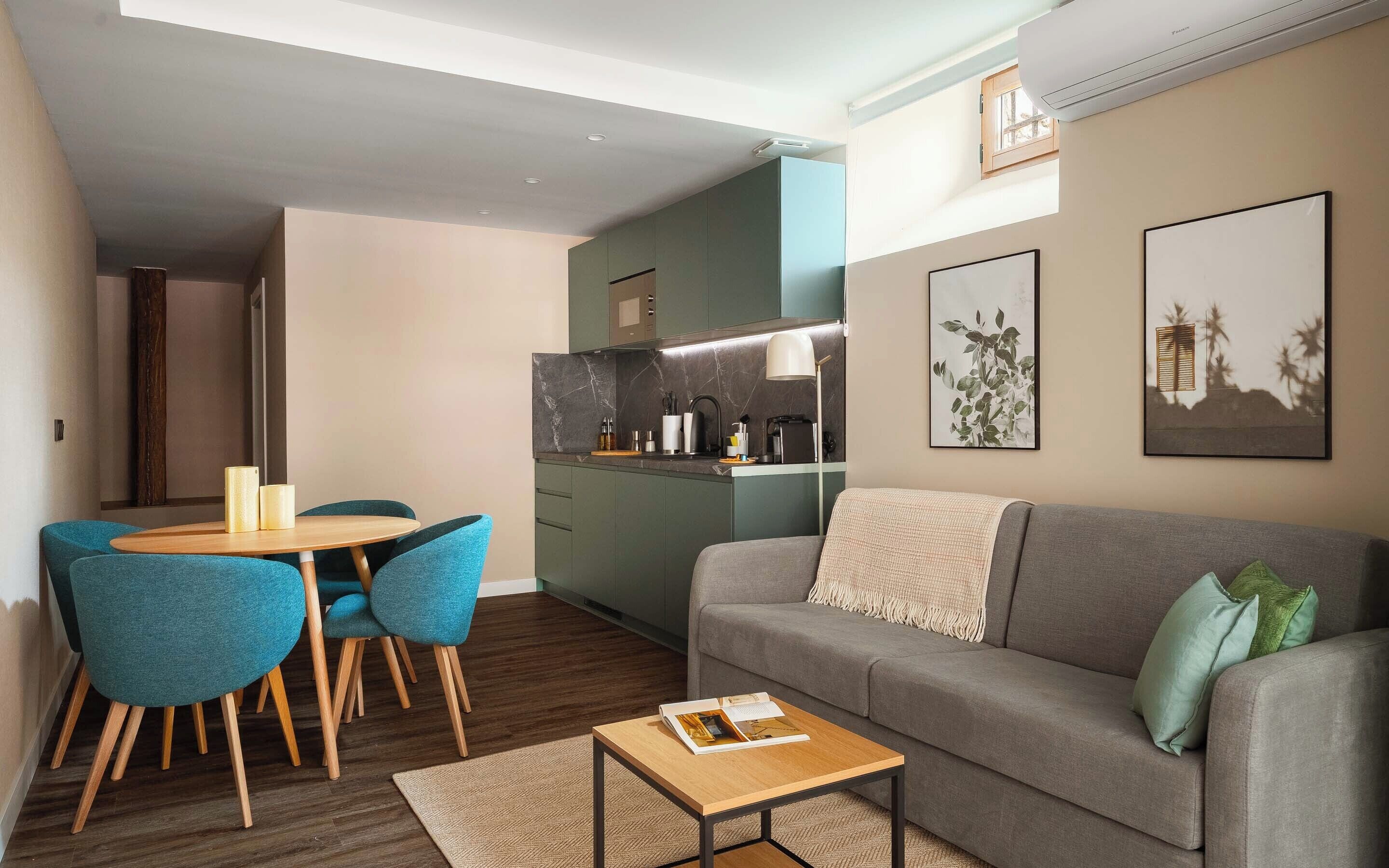 Comfort Souterrain Studio with terrace | Yksilöllisesti sisustettu, yksilöllisesti kalustettu, työpöytä
