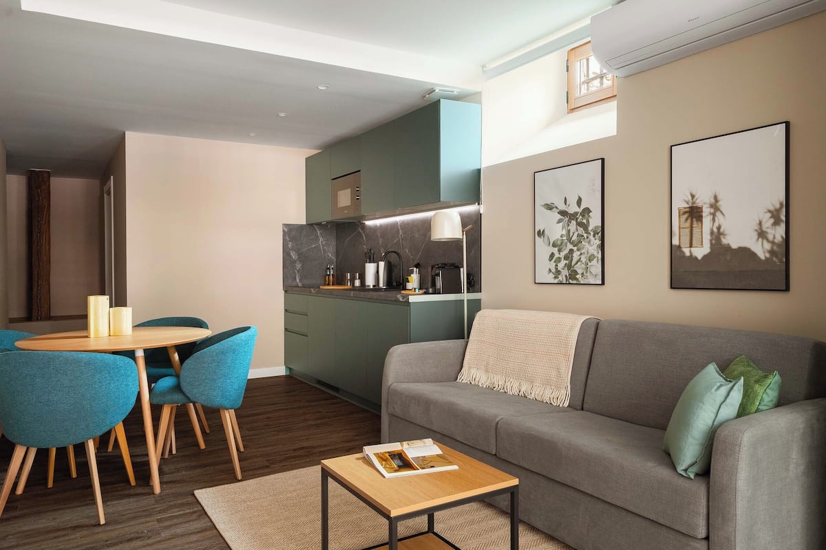 Comfort Souterrain Studio with terrace | Desk, laptop workspace, blackout curtains, free WiFi