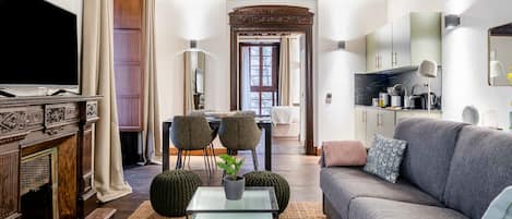 One-Bedroom Apartment with terrace | Zona de estar | Televisor de 50 pulgadas con canales por satélite