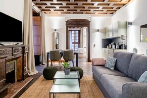 One-Bedroom Apartment with terrace | Área de estar | TV 50 polegadas com canais via satélite