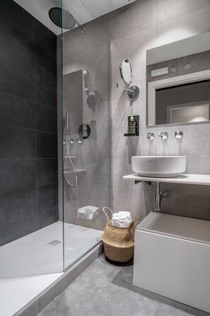 One-Bedroom Apartment with terrace | Bathroom | Eco-friendly toiletries, hair dryer, towels, soap - Limehome Vitoria Palacio Álava-Velasco (Vitoria-Gasteiz)