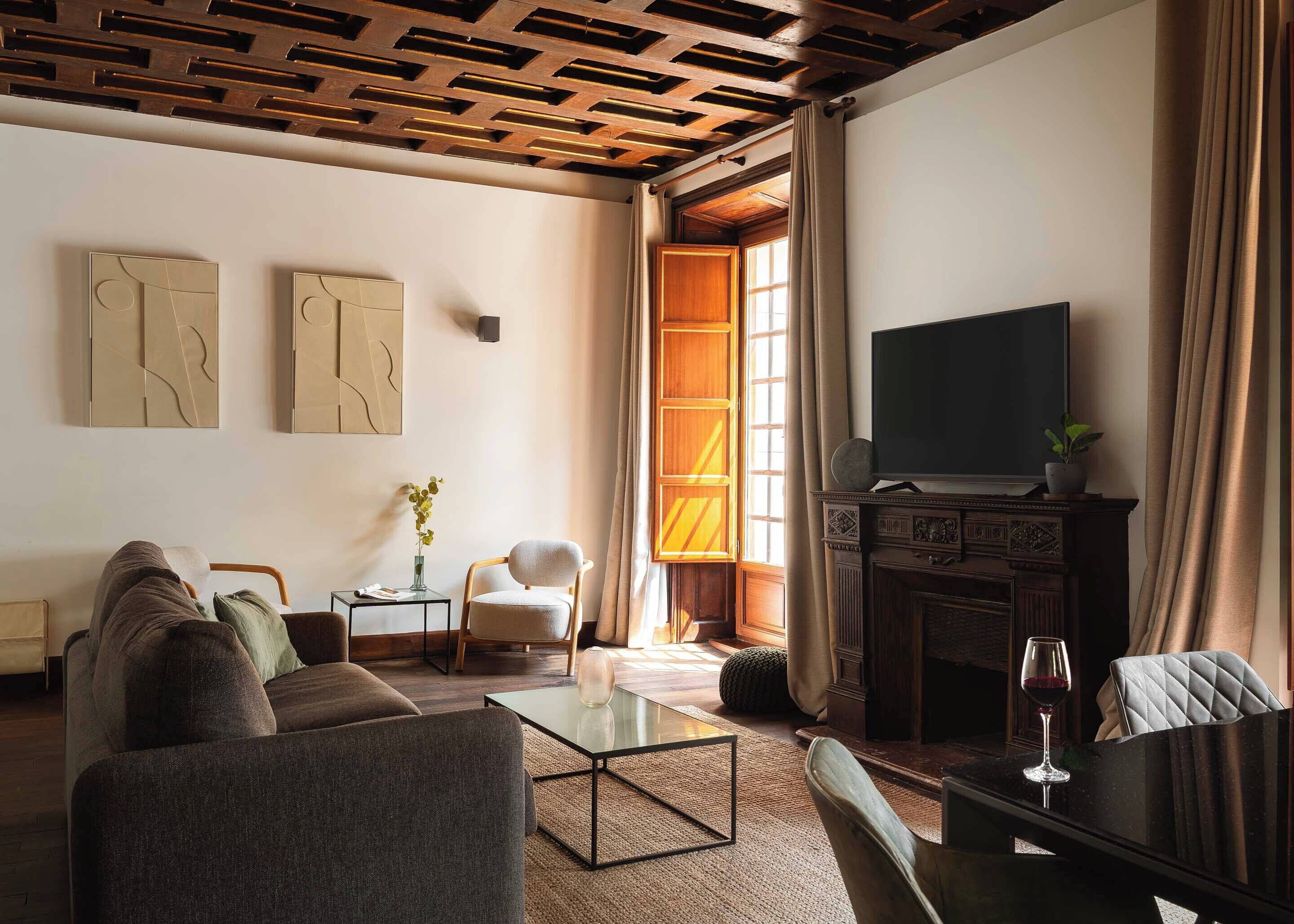 One-Bedroom Apartment with terrace | Oleskelualue | 50–tuumainen televisio, jossa satelliittikanavat