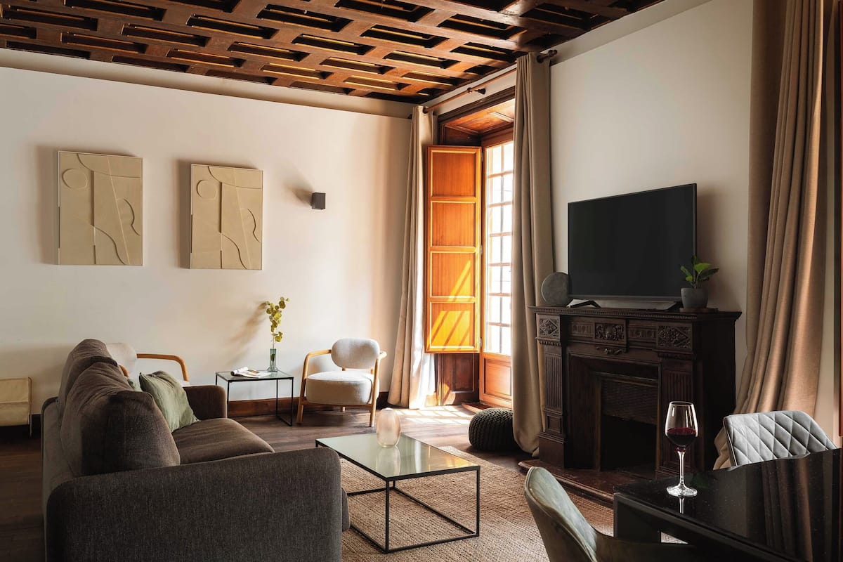 One-Bedroom Apartment with terrace | Área de sala de estar | Televisión de 50 pulgadas con canales vía satélite