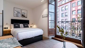 Comfort Studio with sofa bed | Individueel gedecoreerd, individueel gemeubileerd, een bureau