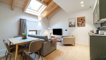 One-Bedroom Apartment | Zona de estar | Televisor de 50 pulgadas con canales por satélite