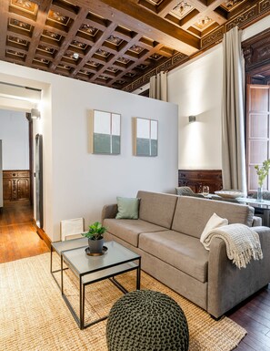 Family Studio with balcony | Living area | 50-inch TV with satellite channels - Limehome Vitoria Palacio Álava-Velasco (Vitoria-Gasteiz)