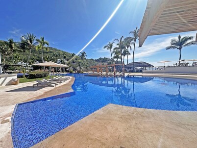 Beachfront condo with ocean view, private pool & resort amenities