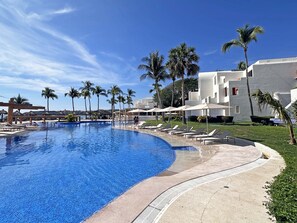 Pool - Beachfront condo with ocean view, private pool & resort amenities (Bahías de Huatulco)